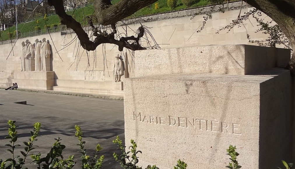 Inscription du nom de Marie Dentière sur le Mur des Réformateurs à Genève Inscription du nom de Marie Dentière sur le Mur des Réformateurs à Genève / ©MHM55, CC BY-SA 4.0 Wikimedia Commons