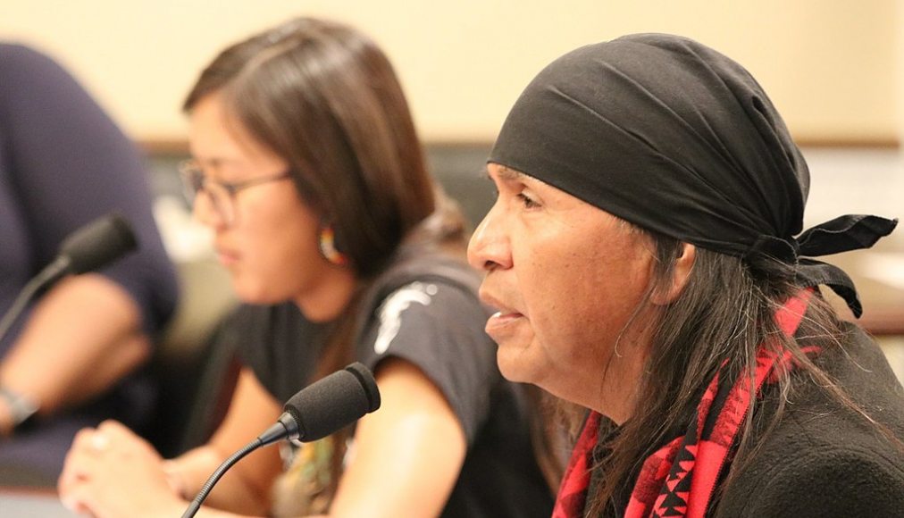 Débat devant le Comité des ressources naturelles à la Maison du Congrès des Etats-Unis, sur les activités minières à Oak Flat Débat devant le Comité des ressources naturelles à la Maison du Congrès des Etats-Unis, sur les activités minières à Oak Flat / ©United States Congress Natural Resources Committee, Public domain, via Wikimedia Commons