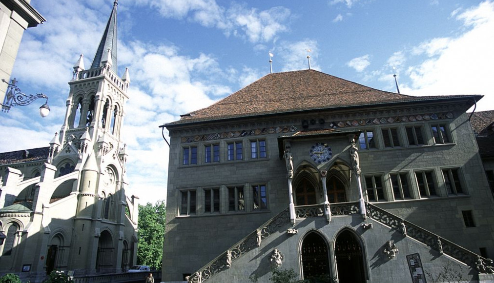 L'Hôtel de Ville de Berne et l'Eglise Saint-Pierre-et-Paul L'Hôtel de Ville de Berne et l'Eglise Saint-Pierre-et-Paul / ©Peter Alder, CC BY-SA 3.0 Wikimedia Commons