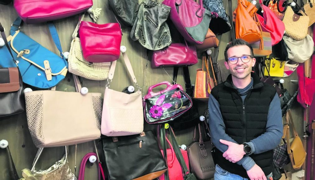 Au Galetas de Lausanne, le rayon sacs à main pensé par Cédric Maulaz a été conçu avec des matériaux de seconde main, y compris des balles de golf. / © DR