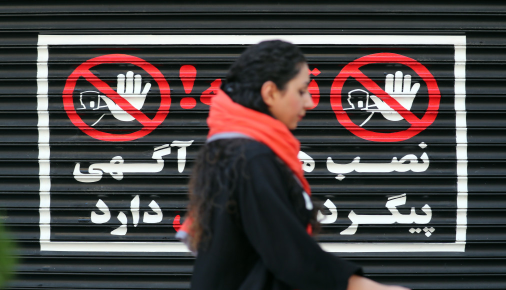 Le 10 août 2023. Une femme iranienne marche devant un magasin fermé de Téhéran, les cheveux au vent Le 10 août 2023. Une femme iranienne marche devant un magasin fermé de Téhéran, les cheveux au vent / Keystone
