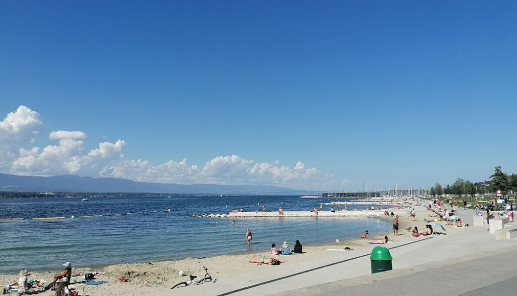 Plage des Eaux-Vives, Genève / ©Marco de Freitas, CC BY-SA 4.0 Wikimedia Commons