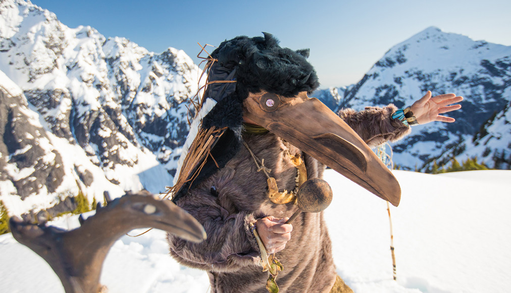 Un chaman de la nation Seabird Island (Canada) durant une cérémonie du corbeau avec le masque rituel. Un chaman de la nation Seabird Island (Canada) durant une cérémonie du corbeau avec le masque rituel. / © C. Kimmer/Alpine Edge Photography