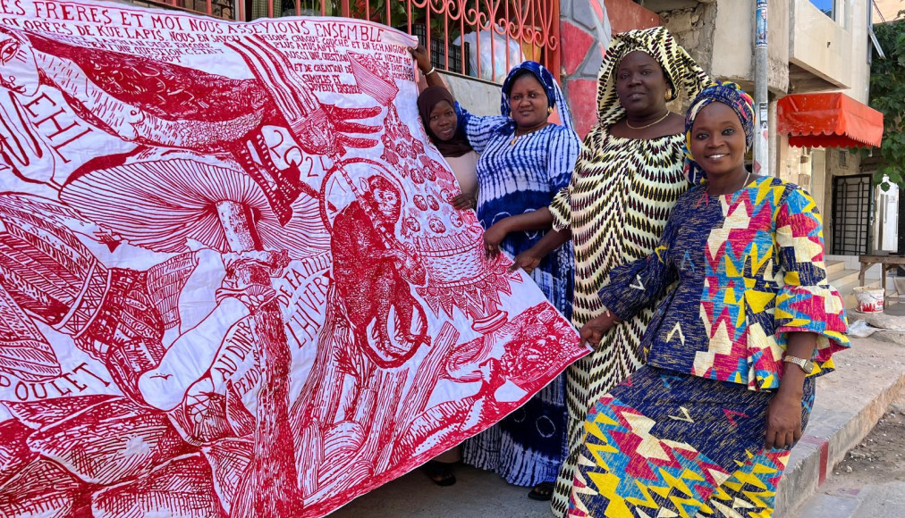 Des récits de repas, mis en images par les personnes interrogées, ont été brodés sur des nappes par un collectif de femmes à Dakar. Des récits de repas, mis en images par les personnes interrogées, ont été brodés sur des nappes par un collectif de femmes à Dakar. / © Lilo Wullschleger