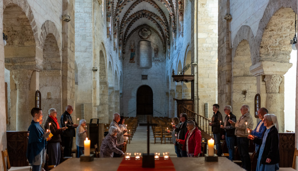 De nos jours, les ofces de la FPO se tiennent trois fois par jour du mardi au samedi dans le chœur de l’abbatiale et on y invite toujours les visiteurs de passage. / © M. Gaudard