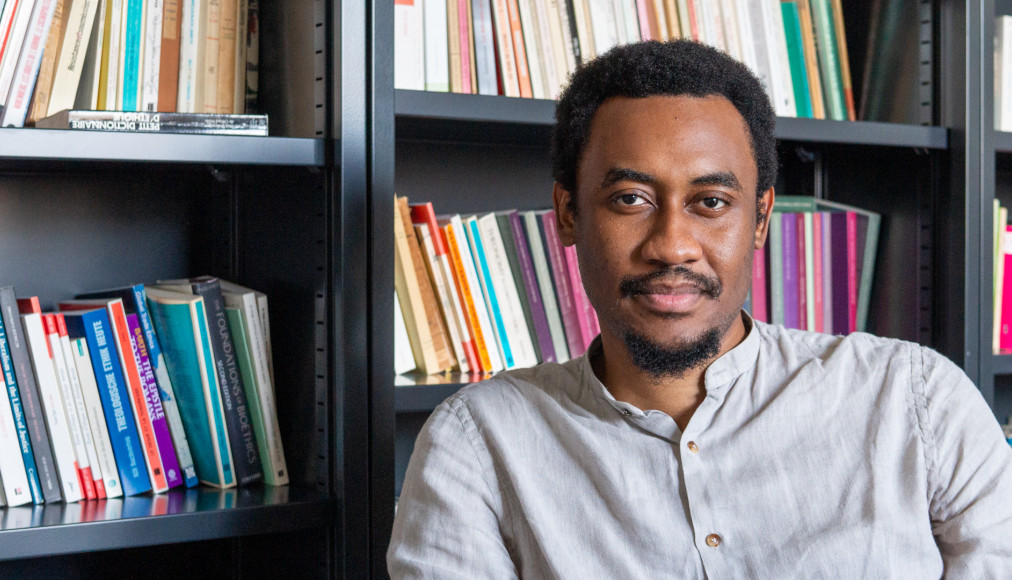 Ezekiel Kwetchi Takam, doctorant à la Faculté de théologie de Genève, s’engage à mettre de l’éthique dans les pratiques professionnelles en lien avec l’intelligence artificielle. Ezekiel Kwetchi Takam, doctorant à la Faculté de théologie de Genève, s’engage à mettre de l’éthique dans les pratiques professionnelles en lien avec l’intelligence artificielle. / © Maurice Page/cath.ch