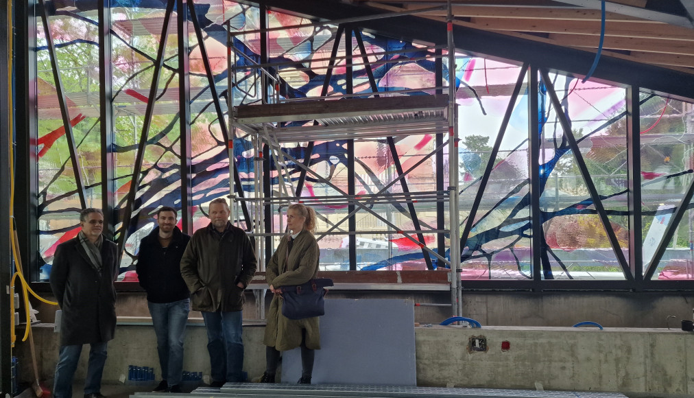 Le vitrail de l’Espace Maurice Zundel avec, de gauche à droite, les architectes Giuseppe Peduto et Tanguy Margairaz, et les deux artistes Daniel Stettler et Emil-Maria. Le vitrail de l’Espace Maurice Zundel avec, de gauche à droite, les architectes Giuseppe Peduto et Tanguy Margairaz, et les deux artistes Daniel Stettler et Emil-Maria. / ©Laurence Villoz / RTSreligion
