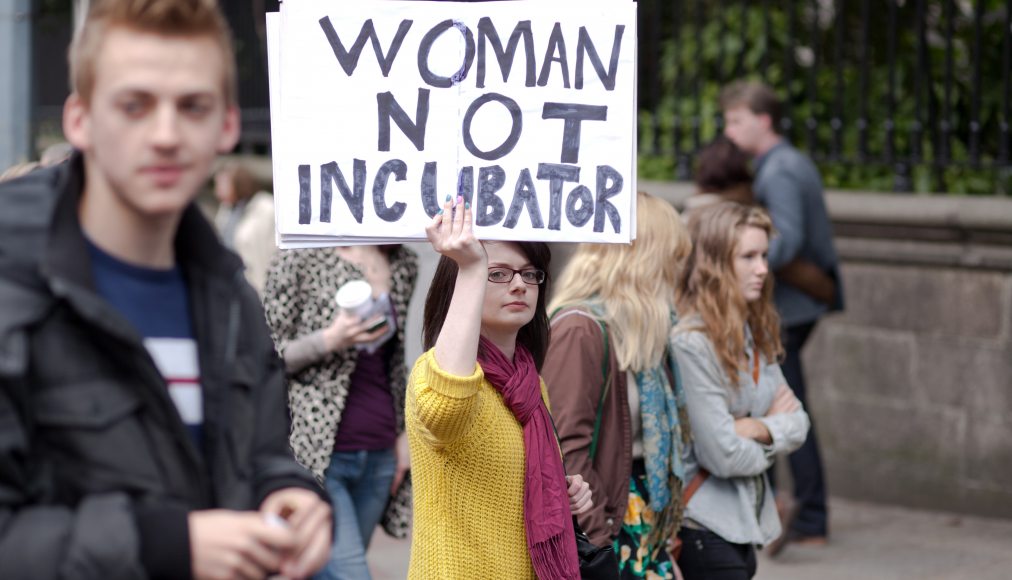 Heune femme portant une pancarte lors d'une manifestation en faveur de la légalisation de l'avortement (Irlande 2012) © Istock / Sebastian Kaczorowski Heune femme portant une pancarte lors d'une manifestation en faveur de la légalisation de l'avortement (Irlande 2012) © Istock / Sebastian Kaczorowski / Heune femme portant une pancarte lors d'une manifestation en faveur de la légalisation de l'avortement (Irlande 2012) © Istock / Sebastian Kaczorowski