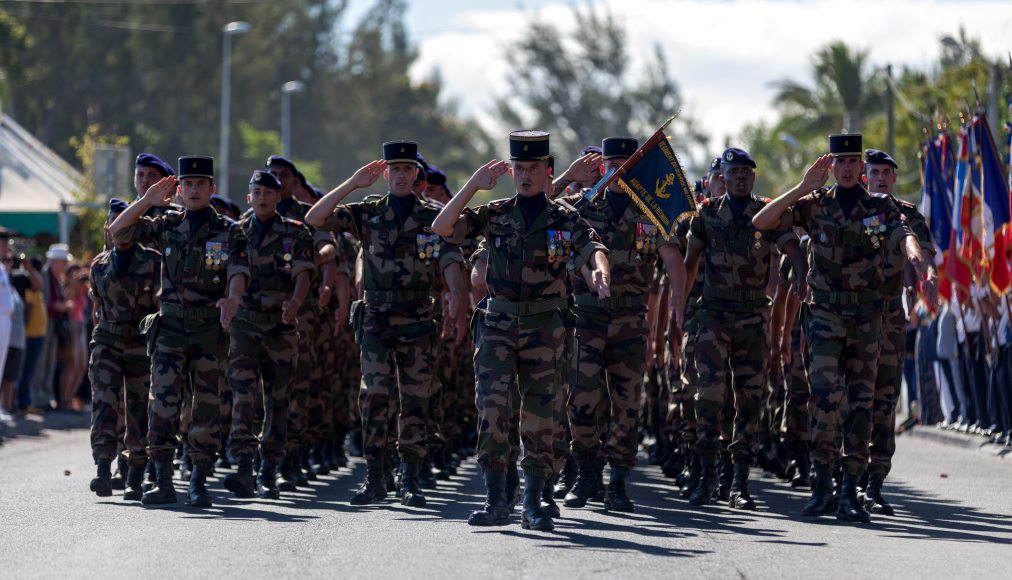 Bataillon de soldats français en marche © Istock / Gwengoat Bataillon de soldats français en marche © Istock / Gwengoat / Bataillon de soldats français en marche © Istock / Gwengoat
