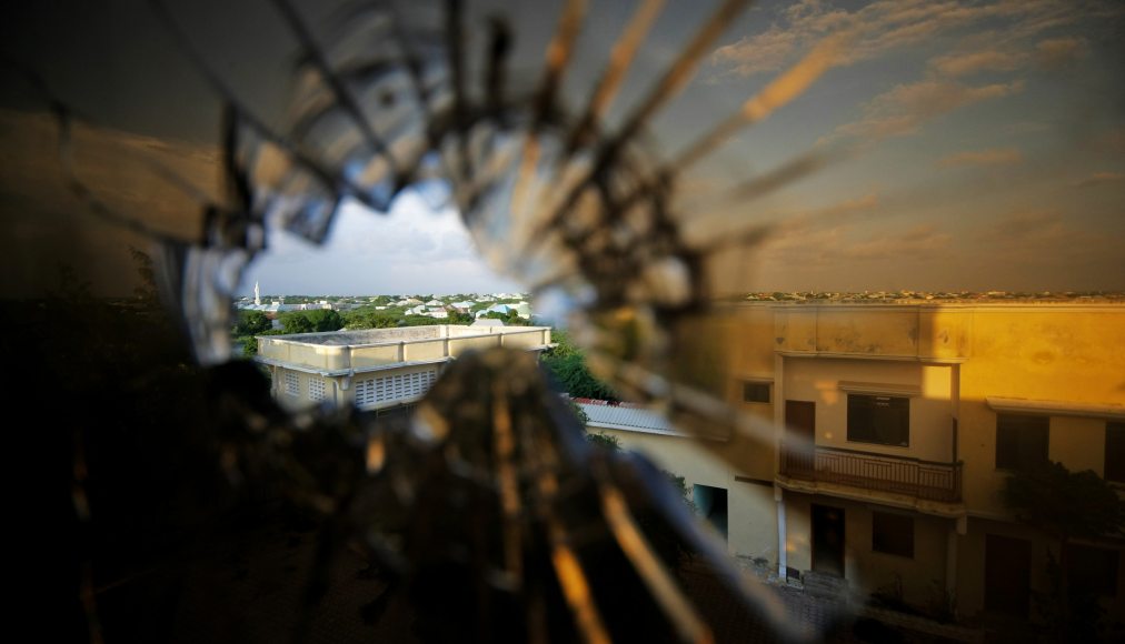 Vue sur Mogadiscio, capitale de la Somalie, à travers un trou de balle dans la fenêtre d'un hôtel où les forces de la Mission de l'udon africaine en Somalie ont repoussé les militants d'Al-Chabab, en 2011. Vue sur Mogadiscio, capitale de la Somalie, à travers un trou de balle dans la fenêtre d'un hôtel où les forces de la Mission de l'udon africaine en Somalie ont repoussé les militants d'Al-Chabab, en 2011. / ©istock/UN Photo/Stuart Price