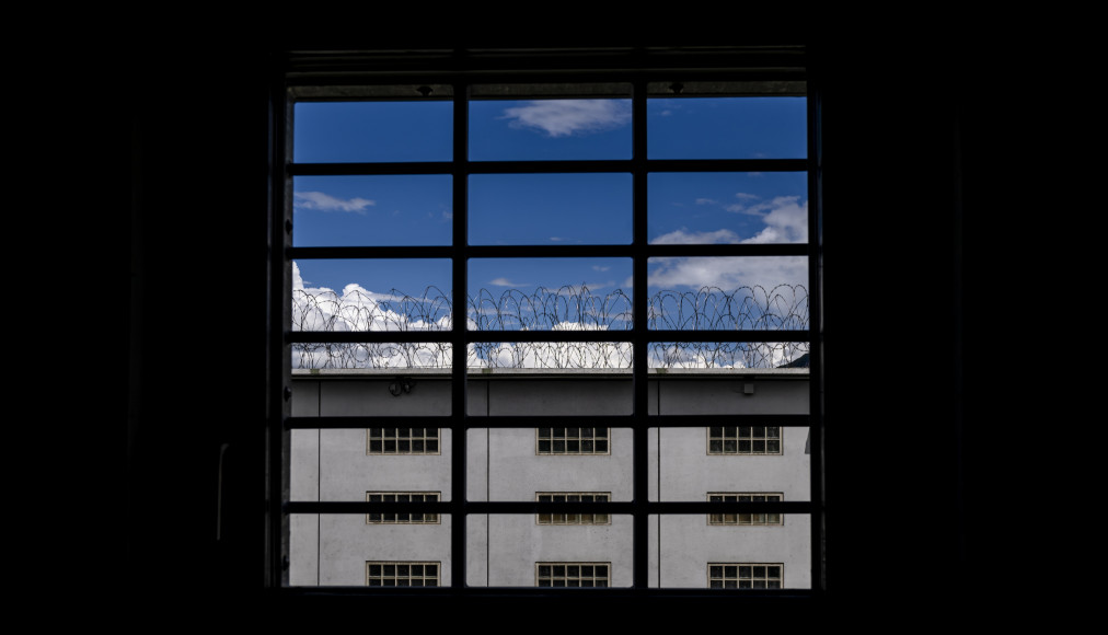 Une fenetre donne sur l'exterieur lors d'une visite de presse du centre de detention administrative et de l'extension de la prison de Sion le mercredi 22 mai 2024 a Sion. Une fenetre donne sur l'exterieur lors d'une visite de presse du centre de detention administrative et de l'extension de la prison de Sion le mercredi 22 mai 2024 a Sion. / Keystone/Jean-Christophe Bott