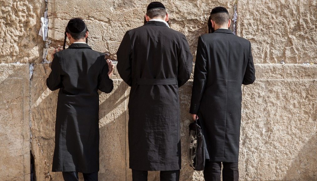 Juifs priant devant le Mur des Lamentations à Jérusalem Juifs priant devant le Mur des Lamentations à Jérusalem / ©Pixabay
