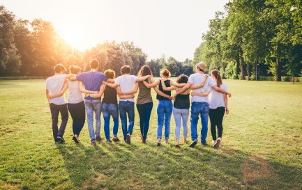 Lorsque nous demandons aux catéchumènes leurs meilleurs souvenirs, c’est le camp qui est mentionné. C’est bien dans la communauté que nous nous soutenons les uns les autres. / @ iStock/FilippoBacci