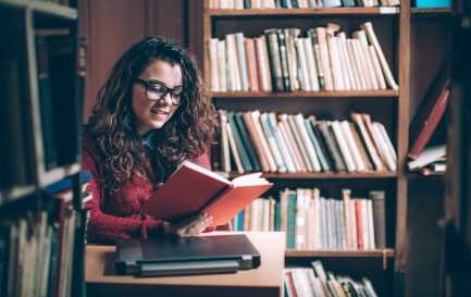 Pour aller plus loin, la rédaction vous propose une bibliographie sélective sur le thème de l&#039;écothéologie / @ iStock/ eclipse_images