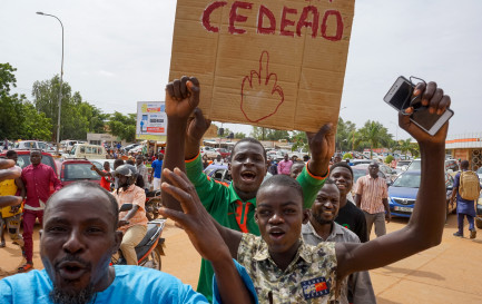  Des milliers de partisans de la junte se sont rassemblés, le 6 août 2023, dans un stade pour manifester leur soutien au coup d&#039;État militaire. / Keystone