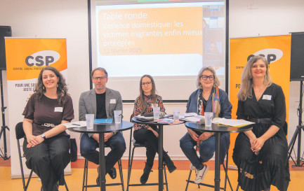 De gauche à droite, la conseillère nationale Léonore Porchet, Philippe Bigler, la journaliste Sophie Dupont, Marie-Claude Hofner et Chloé Maire, travailleuse sociale à la Fraternité du CSP Vaud. / ©CSP Vaud