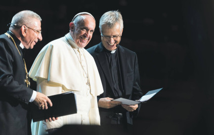En 2016, le pape avait participé aux célébrations des 500 ans de la Réforme à Lund, en Suède, aux côtés de Munib Younan, président de la Fédération luthérienne mondiale (à gauche), et de Martin Junge, secrétaire général de la Fédération luthérienne mondiale (à droite) / ©Magnus Aronson — Lutheran World Federation 