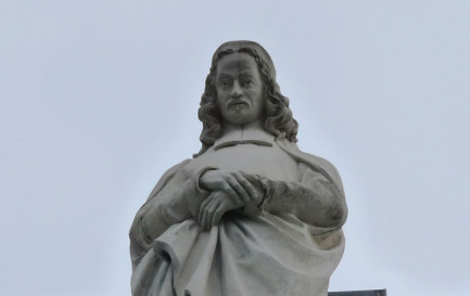 La statue de Philipp Jacob Spener sur la corniche du Palais universitaire de Strasbourg / © Ji-Elle, CC BY-SA 3.0 Wikimedia Commons